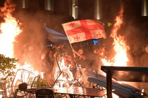 6 митингующих и 21 правоохранитель пострадали во время беспорядков в Тбилиси (видео)