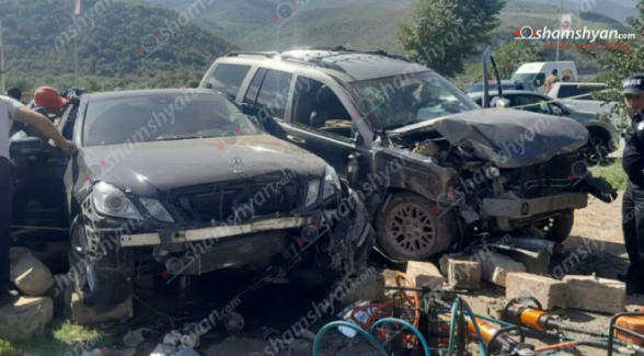 Կապանում բшխվել են «Jeep»-ն ու «Mercedes»-ը․ այնուհետև 2 ավտոմեքենաները բшխվել են քարե պարսպին․ կա 6 վիրшվոր