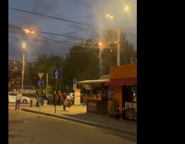 Երևանի Խանջյան փողոցում այրվում են էլեկտրալարերը