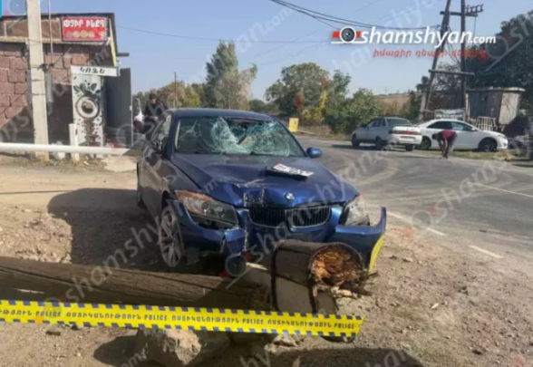 Կոտայքում «BMW»-ն վրшերթի է ենթարկել հոտիոտնին, ապա բախվել փայտե էլեկտրասյանը