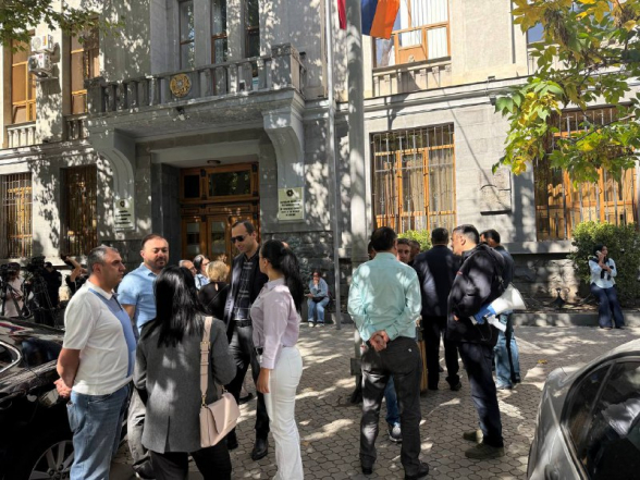 Բողոքի ակցիա դատախազության դիմաց` հաջակցություն Արսեն Ղուկասյանի․ տեղում են նաև «Մայր Հայաստանի» ներկայացուցիչները (տեսանյութ)