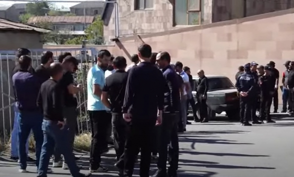 Սպանված Վալոդյա Գրիգորյանի հարազատներն ակցիա են անում Մերձավանում (տեսանյութ)