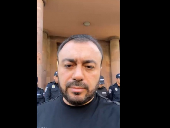 Հոգևորականներին բերման են ենթարկել․ տեղում են նաև «Մայր Հայաստանի» ներկայացուցիչները  (տեսանյութ)