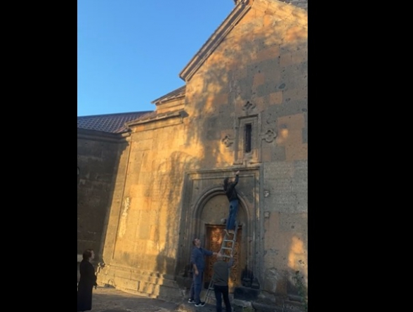 Հավատավորներն աստիճանին բարձրացել և եկեղեցու զանգն են հնչեցրել