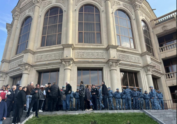 ԱԱԾ-ն մտել է Գյումրու քաղաքապետարան, Վարդան Ղուկասյանին ձերբակալել են․ լարված իրավիճակ (տեսանյութ)