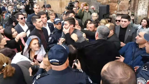 «Ստեփան Ասատրյա՛ն, դու իրավունք չունես պատարագ մատուցելու»․ քաղաքացու բերանը փակած՝ բռնի դուրս հանեցին Հովհաննավանքից