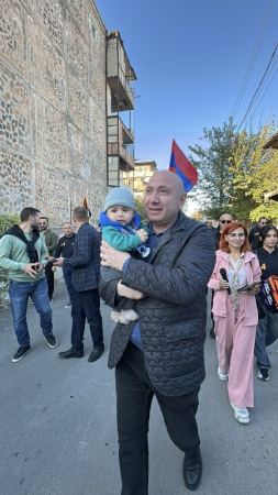 Անդրանիկ Թևանյանը՝ էջմիածինցի փոքրիկ հրաշքի հետ