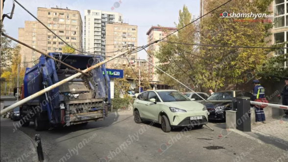 Երևանում աղբատար մեքենան բախվել է գազատար խողովակներին ու էլեկտրասյանը, կոտրել դրանք. վնասվել են կայանված այլ մեքենաններ