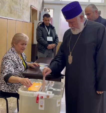 Վեհափառը, Արշակ Սրբազանն ու մի շարք հոգևորականներ մասնակցեցին քվեարկությանը (տեսանյութ)