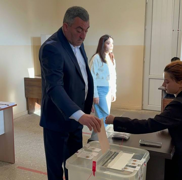 «Մայր Հայաստանի» ավագանու ցուցակի երկրորդ համար Դավիթ Կարապետյանը քվեարկեց Ծաղկունքում (տեսանյութ)