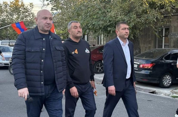 Գրիշա Հարությունյանը և Դավիթ Կարապետյանը կհրաժարվեն ավագանու մանդատից