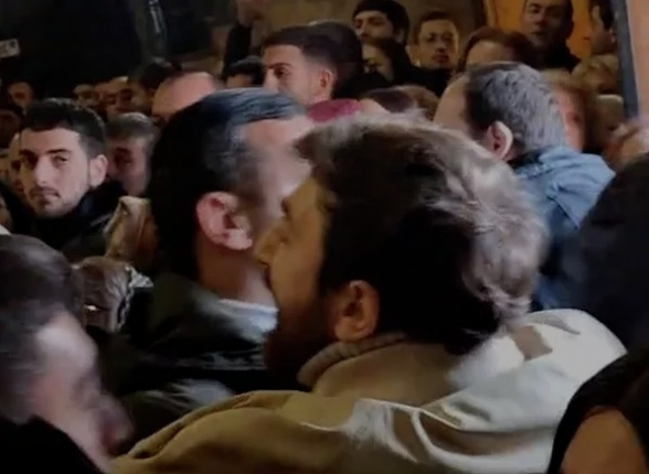 Վեհափառի անունը եկեղեցում հնչեցնելու համար բերման ենթարկեցին Իշխանյանին ու Դորունցին (տեսանյութ)