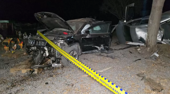 Կոտայքում բախվել են «Jeep»-ն ու «Opel»-ը. վերջինը կողաշրջված բախվել է ծառին, երկաթե արգելապատնեշն էլ շպրտվել ու վնասել է մեկ այլ «Opel»-ի. կան տուժածներ