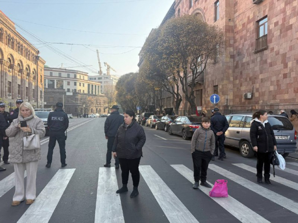 Վարդաշենի վթարային շենքերի բնակիչները փողոց են փակել․ այնտեղ են «Մայր Հայաստանի» ներկայացուցիչները (տեսանյութ)