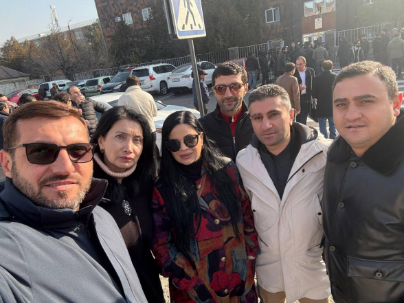 «Մայր Հայաստանն»՝ ի աջակցություն Արշակ Սրբազանի, դատարանի բակում է (տեսանյութ)