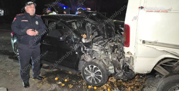 Երևանում ոչ սթափ, առանց վարորդական վկայանի 28-ամյա տղամարդը «Nissan»-ով բախվել է կայանված «Ford Transit»-ին, վերջինն էլ բախվել է «BYD»-ին, որն էլ բախվել է «BMW»-ին