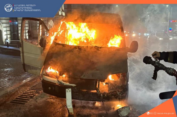 Մյասնիկյան պողոտայում մեքենա է այրվել