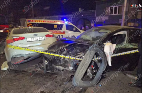 «Tesla»-ի 29-ամյա աղջիկ վարորդը եղել է ոչ սթափ, չի ունեցել հայկական վարորդական վկայական․ նոր մանրամասներ` Պռոշյան փողոցի խոշոր վթարից
