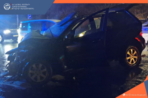 Մյասնիկյան պողոտայում «Mercedes-Benz»-ը դուրս է եկել ճանապարհի երթևեկելի հատվածից և բախվել արգելապատնեշին․ կան տուժածներ