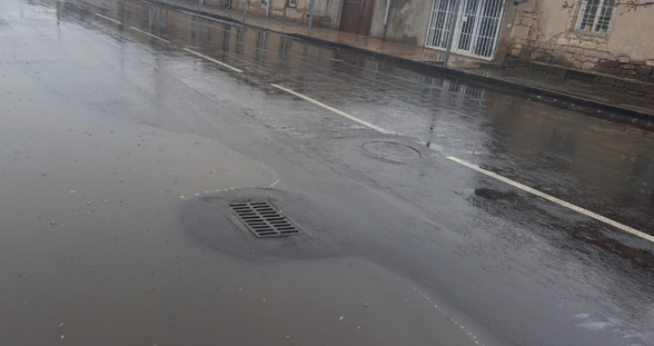 Անձրևը «բացահայտեց» Էջմիածնում հիմնանորոգված ճանապարհի թերությունները. Hetq.am