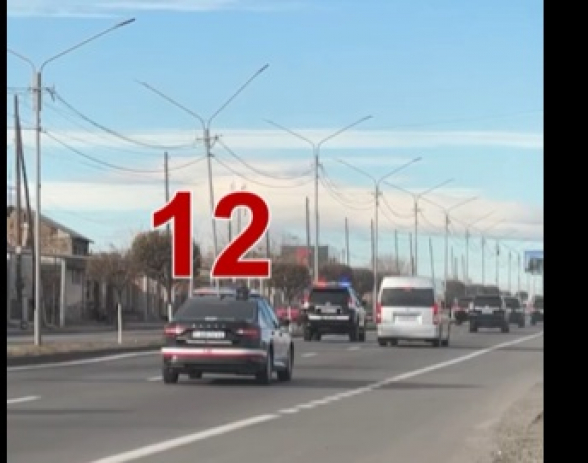 Ինչպես է «ժողվարչապետ» Նիկոլ Փաշինյանի ավտոշարասյունը շտապում կեղծ պատարագի (տեսանյութ)