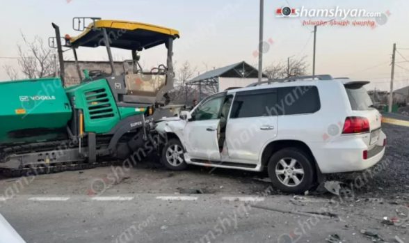 Արագածոտնում բախվել են «Mercedes»-ը և «Lexus LX 570»-ը, այնուհետև վերջինը բախվել է ասֆալտապատման աշխատանքների համար նախատեսված տեխնիկային․ կա տուժած