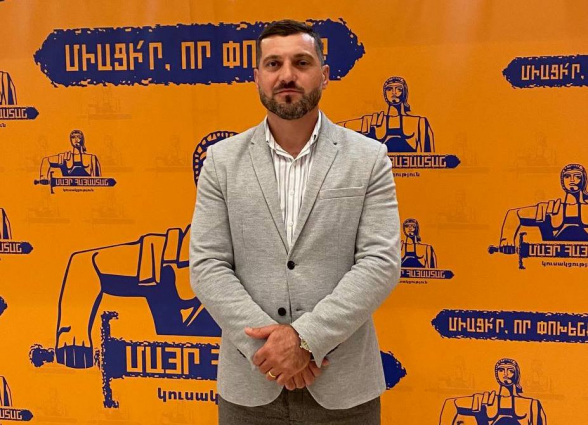 Եկեղեցու դեմ Փաշինյանի արշավին մասնակցողները շիրիմներ են անարգում և ոտքով հարվածում են Մայր Տաճարի դռանը (տեսանյութ)