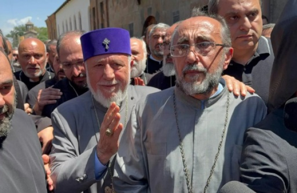 Католикос всех армян Гарегин II навестил архиепископа Аджапахяна, перенесшего операцию