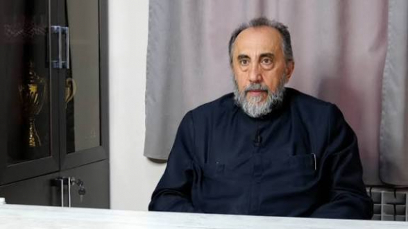 Հայրենադավը գցել է տիրադավներին, ողորմելին՝ խղճալիներին, անամոթը՝ անպատկառներին, անբարոյականը՝ բարոյազուրկներին, ճղճիմը՝ չնչիններին