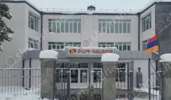 Գորիսում սահնակով սահելիս անչափահաս տղաները բախվել են արգելապատնեշին. նրանցից մեկը մահացել է