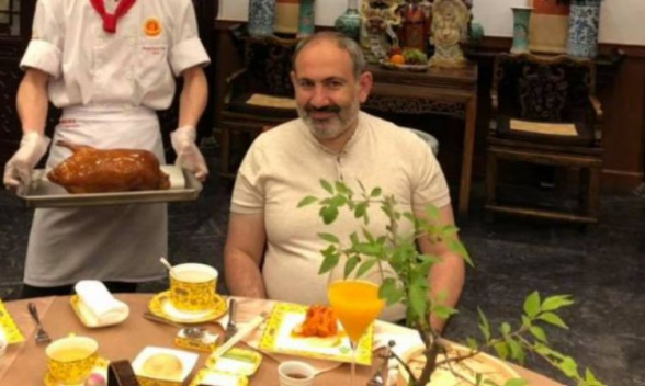 ՔՊ-ականների խնջույքին Փաշինյանը սեփական մատուցողին ու բաժակն է տարել․ «Հրապարակ»