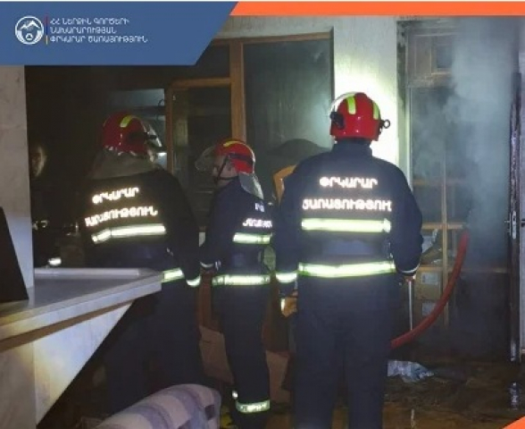 Հրդեհ է բռնկվել Իսակովի պողոտայում գտնվող կահույքի պարագաների խանութի 2-րդ հարկում