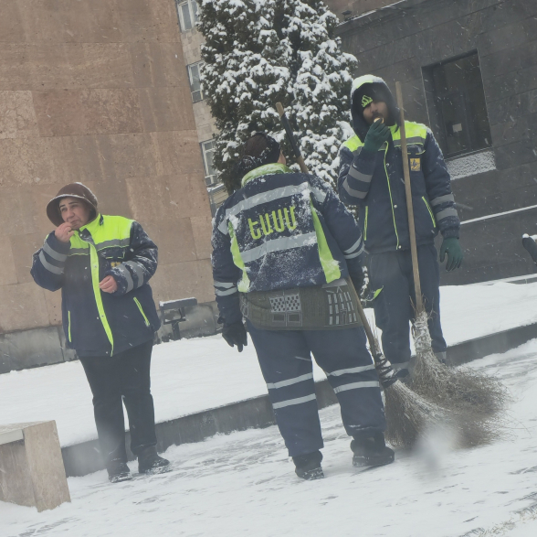 Տրամադրվել է 6 մլրդ, բայց ձյունը մաքրում են ցախավելներով