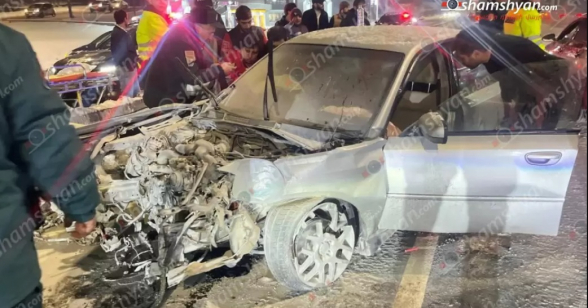 Երևանում մեքենան բախվել է էլեկտրասյանը, ապա ճանապարհի եզրաքարերին․ կա 3 տուժած