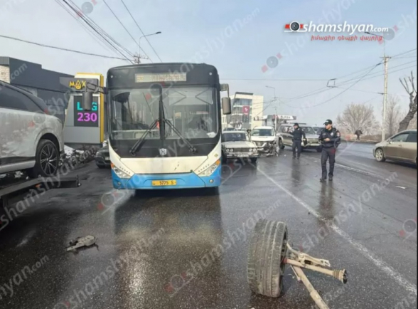 Սեբաստիա փողոցում բшխվել են «Mercedes»-ը, «Nissan Rogue»-ը, «Nissan Bluebird»-ը, «ՎԱԶ 2106»-ը և «Zongtong» մակնիշի ավտոբուսը․ կա վիրшվոր