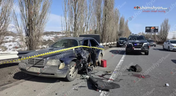 Սևան-Երևան ավտոճանապարհին «ԳԱԶ 53»-ը վրшերթի է ենթարկել «Mercedes» մակնիշի ավտոմեքենայից իջած 2 քաղաքացու և բшխվել «Mercedes»-ին․ կան վիրшվորներ