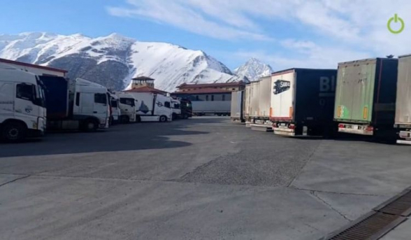 Բեռնատարները կանգնած են սահմանին, իսկ իշխանությունը Ֆեյսբուքում գլուխ է գովում. «Փաստ»