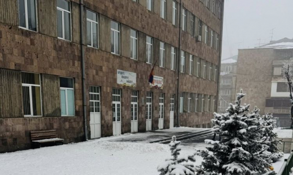 Թիվ 82 դպրոցում 13-ամյա տղան հրել և վայր է գցել համադասարանցուն, հետո ընկած ժամանակ հարվածել է որովայնի շրջանում