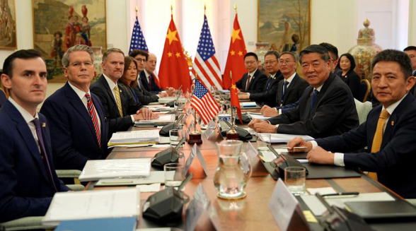 США и Китай провели «удивительно стабильные» торговые переговоры –«Reuters»