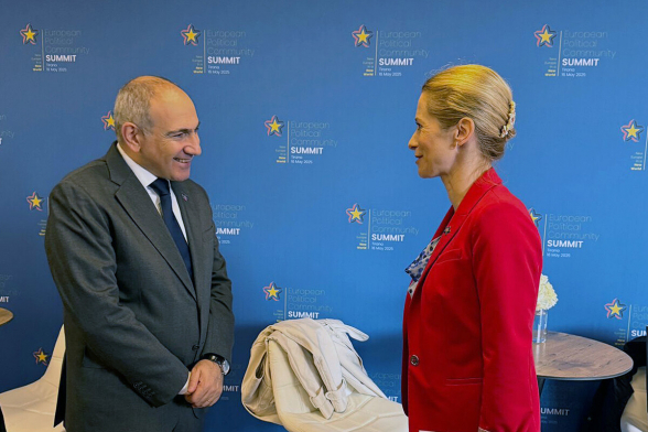 Это уже клинический случай: борются с вымышленной ими же гибридной войной