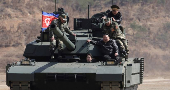 Ким Чен Ын прокатился с дочерью на новейшем танке во время учений