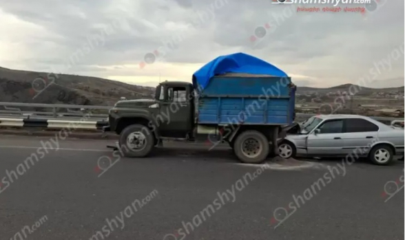 Աշտարակի կամրջի վրա «BMW»-ն բախվել է ավազով բարձված «ԶԻԼ» մակնիշի բեռնատարի հետնամասին․ կա վիրավոր