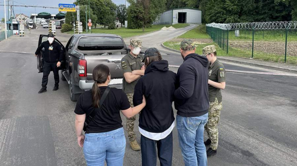 Депортированных из США украинских мужчин-нелегалов отправляют на фронт – CNN