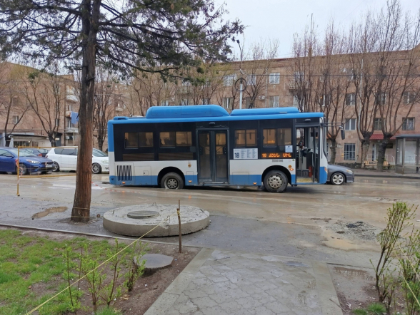 Շինարարների փողոցում թիվ 18 ավտոբուսն ընկել է փոսի մեջ