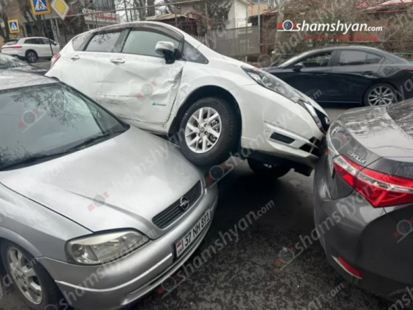 Երևանում Nissan-ը բախվել է Opel-ին և Toyota Corolla-ին. Nissan-ը մասամբ հայտնվել է Opel-ի վրա