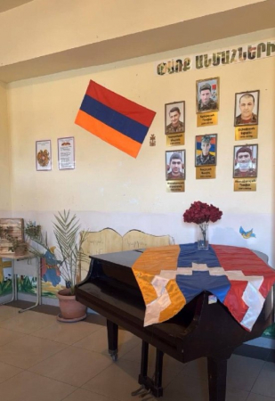 Արցախի դրոշը դպրոցի «Փառքի անկյունից» չհեռացնելու համար աշխատանքից հեռացրել են Արմավիրի մարզի Սարդարապատ համայնքի դպրոցի տնօրենին