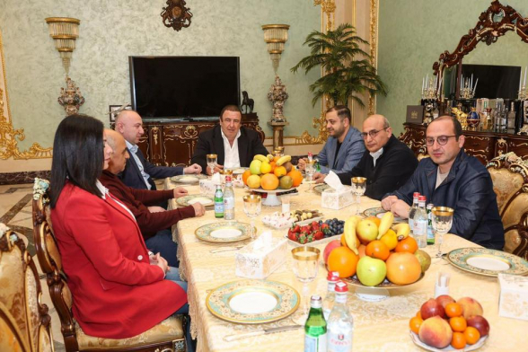«Մայր Հայաստան» կուսակցության վարչության անդամները՝ Անդրանիկ Թևանյանի գլխավորությամբ, հանդիպել են Գագիկ Ծառուկյանի հետ