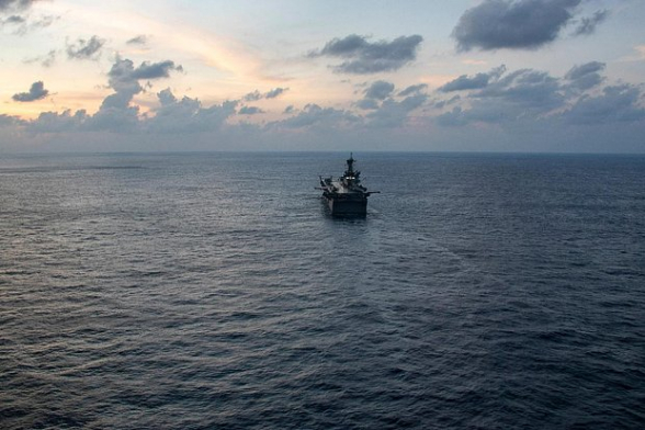 Иран атаковал десантный корабль США