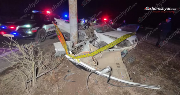 «Nissan»-ը բախվել է քարե պատնեշին, ապա ճանապարհի մեջտեղում տեղադրված երկաթե գովազդային սյանը. կա 1 զnհ, 2 վիրավnր