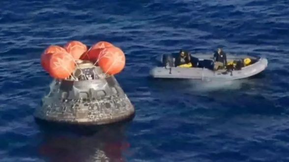 Спасатели эвакуировали экипаж лунного корабля «Орион» после приводнения в Тихом океане